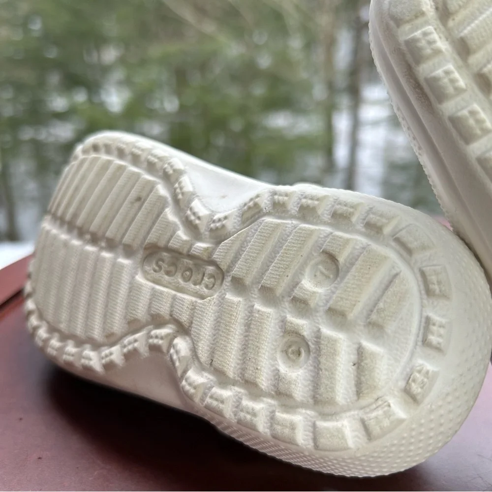 White Fleece-Lined Crocs | Toddler Size 7 | Spring Clogs | Cozy Slip On Shoes
